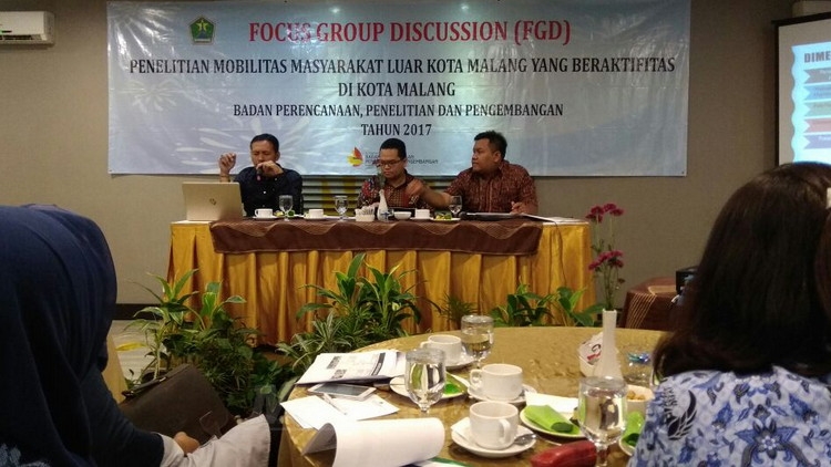 Focus Group Discussion (FGD) bertema 'Penilitian Mobilitas Masyarakat Luar Kota Malang'. (Muhammad Choirul)