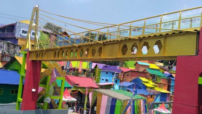 Jembatan kaca penghubung Kampung 3D dan Kampung Warna-warni. (Muhammad Choirul)