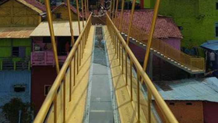 Jembatan Kaca di Kampung Jodipan dalam proses pengecatan (istimewa)