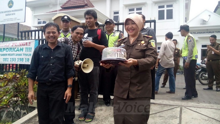 Kajari Kota Batu Nur Chusniah mendapatkan kue ulang tahun dari Aliansi Masyarakat Peduli Kota Batu, di depan Kantor Kejari Batu Jalan Sultan Agung, Selasa (17/10). (Aziz Ramadani)