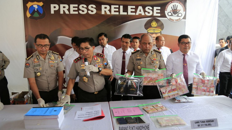 caption: Kapolda Jatim Irjen Pol Machfud Arifin menunjukkan barang bukti kasus Pungli Pemkot Batu, Senin (2/10). istimewa