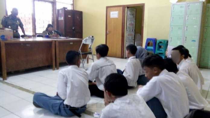 Puluhan Siswa di Kota Malang yang terciduk Satpol PP saat bolos sekolah (Muhammad Choirul)