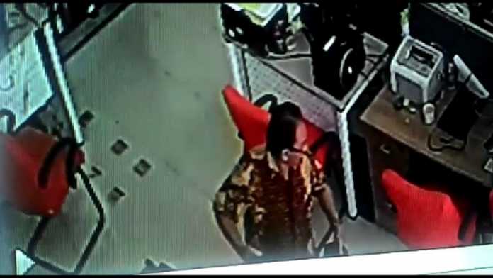 Terduga pencuri laptop di Kantor Badan Keuangan Daerah (BKD) Kota Batu, gedung Balai Kota Among Tani terekam CCTV, Jumat (13/10). (istimewa)