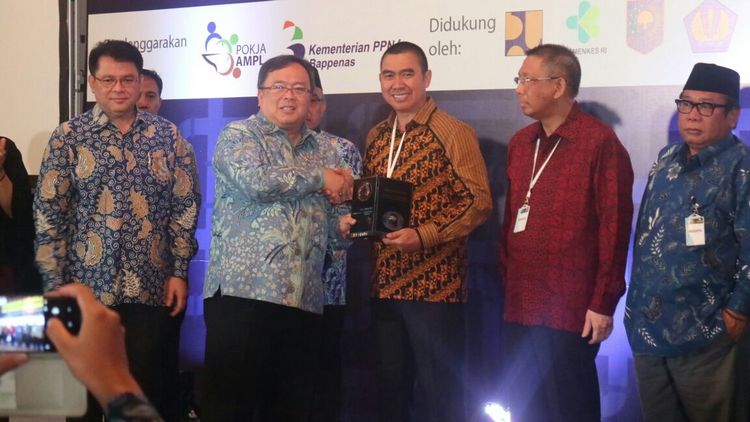 Wali Kota Malang, HM Anton, menerima penghargaan AMPL Award 2017. (Bagian Humas Pemkot Malang)