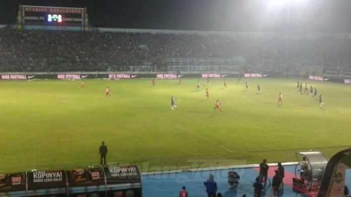Arema FC melawan Semen Padang. (deny rahmawan)