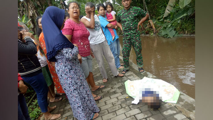 Balita AF saat ditemukan warga di sungai irigasi Desa Panggungrejo Kecamatan Kepanjen Kabupaten Malang.(istimewa)
