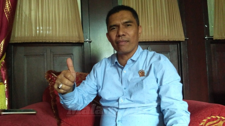 Sebelum Dilantik sebagai Ketua DPRD, Abdul Hakim Sempatkan Cukur Rambut