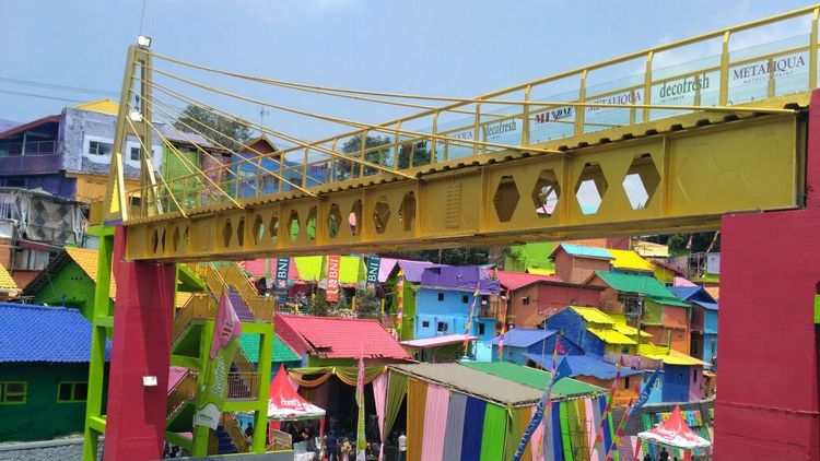 Jembatan Kaca penghubung Kampung Warna-warni dan Kampung 3D. (Muhammad Choirul)