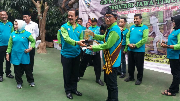 Ketua RW 23 Kampung Glintung Go Green, Ir Bambang Irianto, menerima penghargaan. (Istimewa)