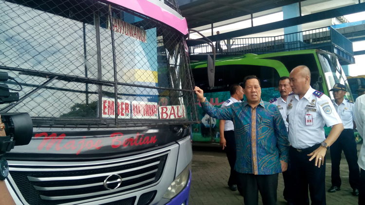 Sekjen Kemenhub Sugihardjo mengecek bus dilengkapi teralis kaca saat kunjungan kerja di Terminal Tipe A Arjosari Kota Malang, Jumat (24/11). (Aziz Ramadani/MVoice)