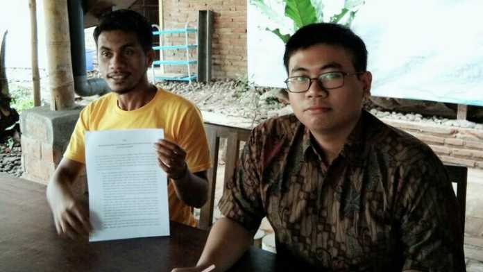 Aktivis Malang Corruption Watch (MCW) menyatakan sikap terkait kelanjutan proses hukum Eddy Rumpoko. (Muhammad Choirul)