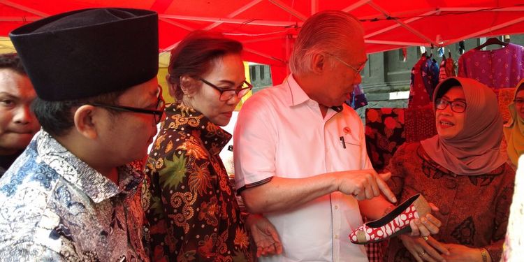 Menteri Perdagangan RI, Enggartiasto Lukita, meninjau stand di sela International Celaket Cross Culture Festival. (Muhammad Choirul)