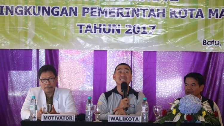 Wali Kota Malang, HM Anton, membuka outbound Pemkot Malang di Kota Batu. (Bagian Humas Pemkot Malang)