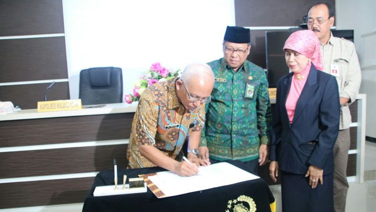 Penandatanganan kerja sama penerimaan calon anggota Polri T.A 2018 di Polres Malang Kota. (istimewa)