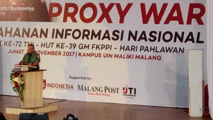Panglima TNI memaparkan bahaya proxy war di UIN Malang. (Anja a)