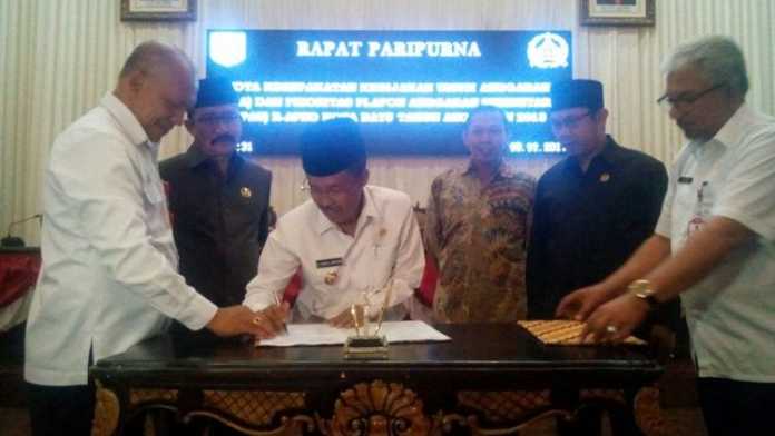 Penandatangan nota kesepakatan KUA-PPAS RAPBD Kota Batu tahun anggaran 2018 di DPRD Kota Batu, Rabu (15/11). (Aziz Ramadani)