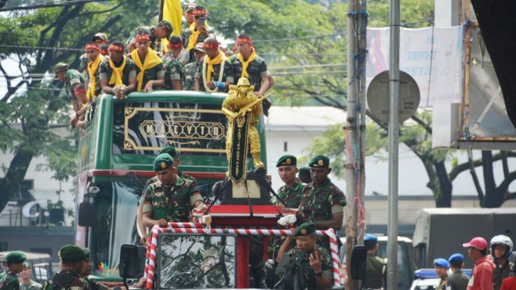 Juara Ton Tangkas TNI AD, Kontingen Divif 2 Kostrad Diarak Keliling Kota