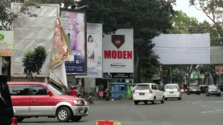 Keindahan Kota Malang Tercemar Semrawut Papan Iklan