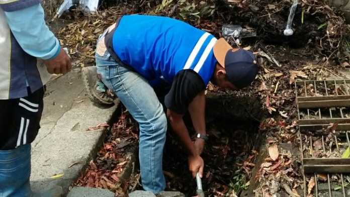 Normalisasi saluran air oleh petugas dari Bina Marga DPUPR Kota Batu, Senin (13/11). (istimewa)