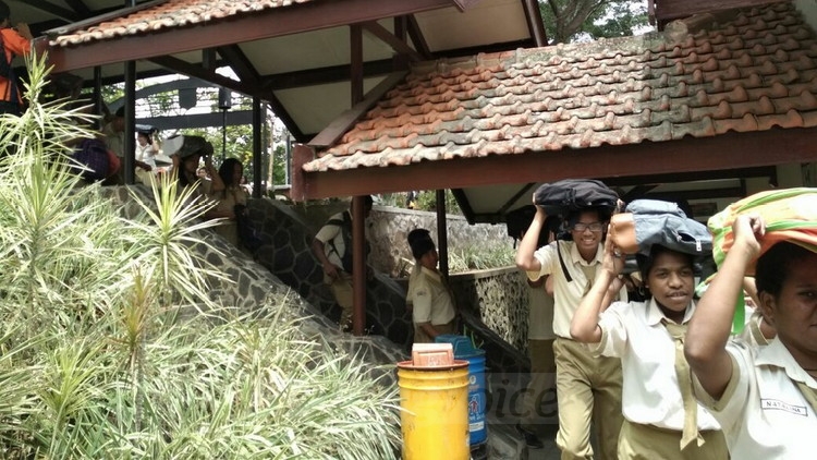 Siswa SMA Immanuel Batu melakukan simulasi penanggulangan bencana, Selasa (7/11).(Aziz Ramadani)