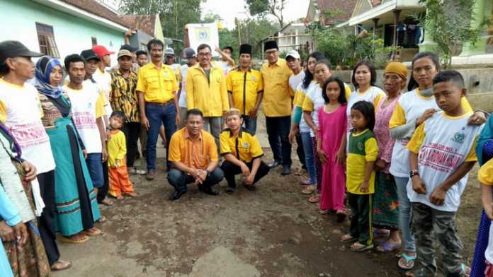 Kebersamaan pengurus DPD Golkar Kota Malang bersama warga. (istimewa)