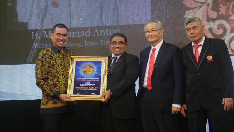 Wali Kota Malang, HM Anton, menerima property award. (Istimewa)