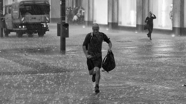 Jaga kesehatan saat hujan. (indonesiadailynews)