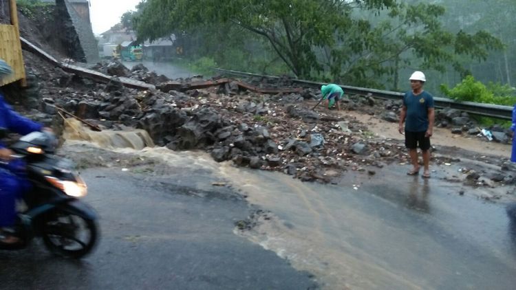 Jalan utama Malang- Kediri di Desa Jombok Kecamatan Ngantang tertutup material longsor, Rabu (15/11). (istimewa)