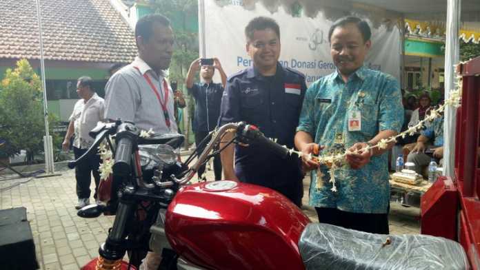 PT Astra yang memberikan gerobak motor kepada pengelola E-Warung di Kelurahan Tanjungrejo. (Istimewa)