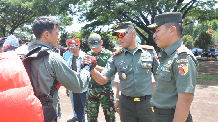 Tingkatkan Kemampuan, Puluhan Personel TNI Ikuti Terjun Penyegaran