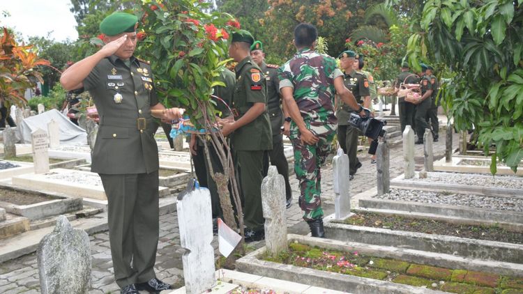 Kenang Jasa Pahlawan, Anggota TNI Ziarah TMP Untung Suropati