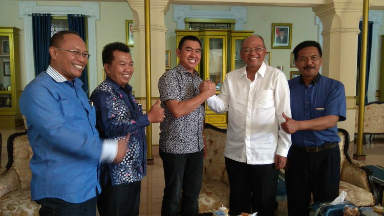 Wali Kota Malang, HM Anton, mendatangi Pendopo Agung Kabupaten Malang menemui Bupati Malang, Rendra Kresna. (Muhammad Choirul)
