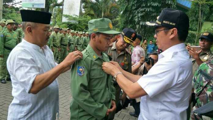 Wali Kota Malang, H Moch Anton, menyerahkan seragam Satlinmas di tiga kecamatan. (Istimewa)