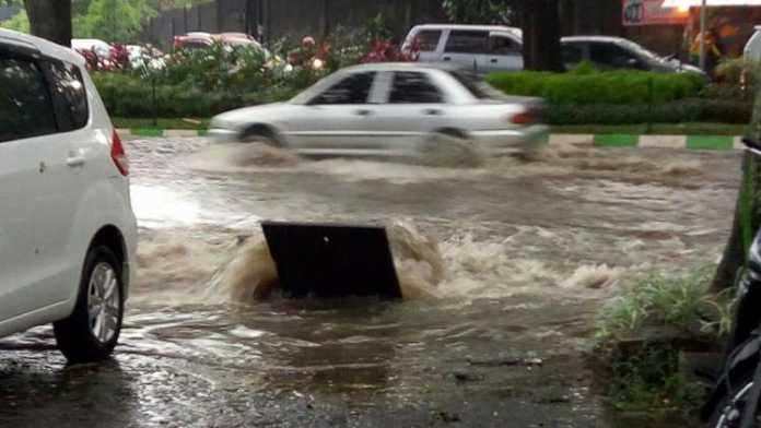 Hujan deras membuat sejumlah titik di Kota Malang terendam banjir. (Muhammad Choirul)