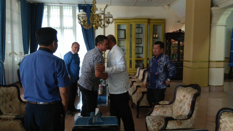 Wali Kota Malang, HM Anton, mendatangi Pendopo Agung Kabupaten Malang menemui Bupati Malang, Rendra Kresna. (Muhammad Choirul)