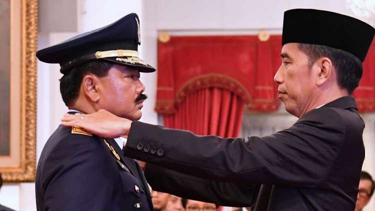 Presiden Jokowi resmi melantik Hadi Tjahjanto sebagai Panglima TNI. (Deputi Bidang Protokol, Pers, dan Media Sekretariat Presiden)