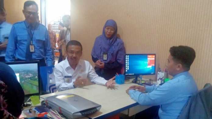 Plt Wali Kota Batu Punjul Santoso berdialog dengan petugas KPP Pratama Batu usai peresmian, Rabu (13/12). (Aziz Ramadani/MVoice)