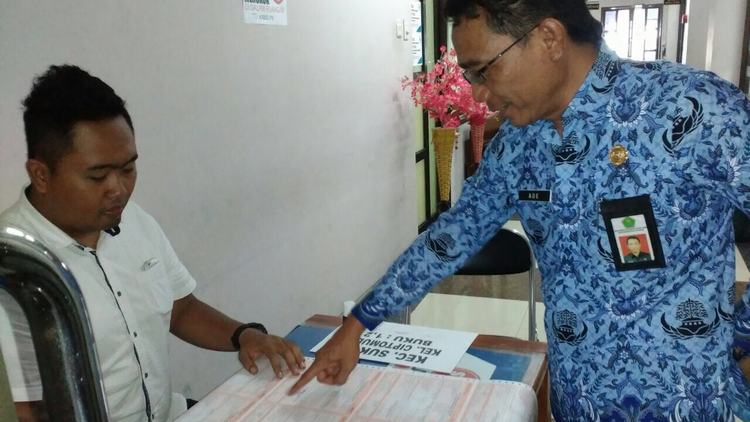 Kepala BP2D Kota Malang, Ade Herawanto, mendampingi para petugas mengerjakan SPPT PBB 2018. (Istimewa)