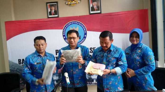 Kepala BNN Kota Malang, Bambang Sugiharto, bersama staf saat rilis hasil ungkap selama 2017. (deny rahmawan)