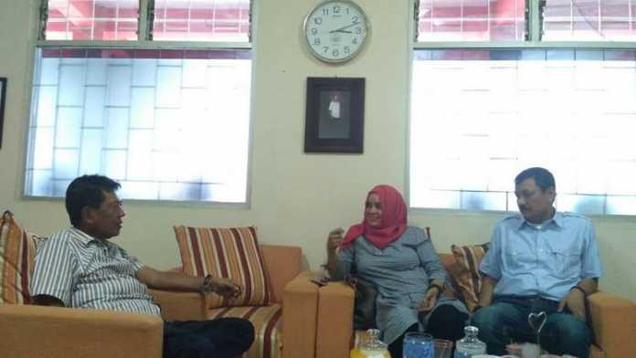 Ketua Umum KONI Kota Malang, Bambang DH Suyono, berdiskusi dengan para pengurusnya. (Muhammad Choirul)