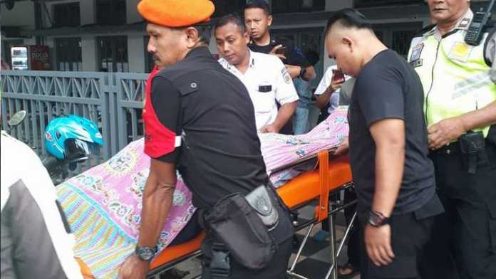 Korban dievakuasi dari Stasiun Kota Baru Malang. (istimewa)