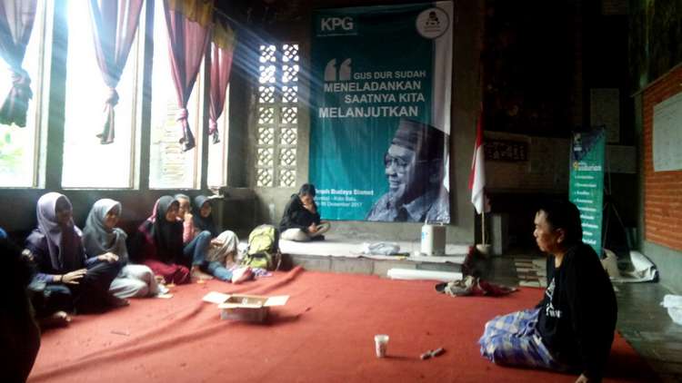 Peserta KPG Gusdurian tampak serius mendengarkan pemaparan pemateri di Omah Budaya Slamet, Bumiaji Kota Batu, Minggu (10/12). (Aziz Ramadani/MVoice)