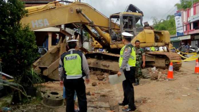Kecelakaan truk trailer pengangkut excavator di Jalan Ir Soekarno Dadaprejo Batu. (Aziz Ramadani/MVoice)