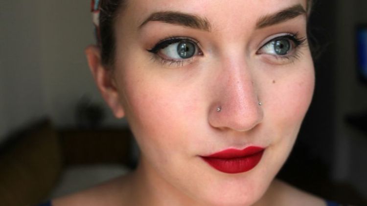 Ingin Gigi Tampak Lebih Putih, Pilih Lipstik Warna Ini