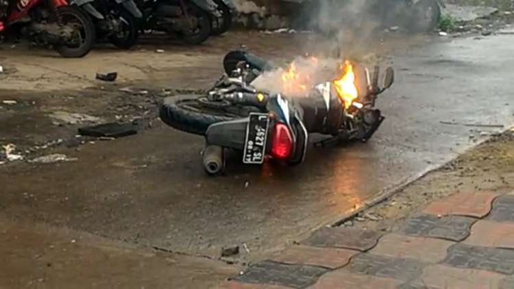 VIDEO: Sepeda Motor Mendadak Terbakar saat Melintas di Jalan Dewi Sartika Batu