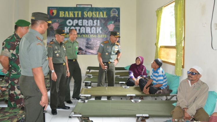 Danrem 083/Bdj Kolonel Inf Bangun Nawoko mengunjungi lokasi operasi katarak gratis. (istimewa)