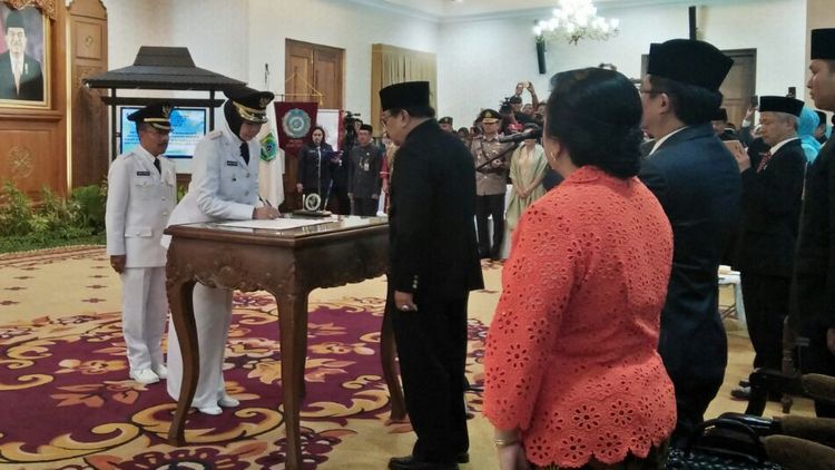 Dewanti Rumpoko-Punjul Santoso mengikuti pelantikan serta sumpah jabatan sebagai Wali Kota dan Wakil Wali Kota Batu 2017-2022 di Grahadi Surabaya, Rabu (27/12). (Humas Pemkot Batu)