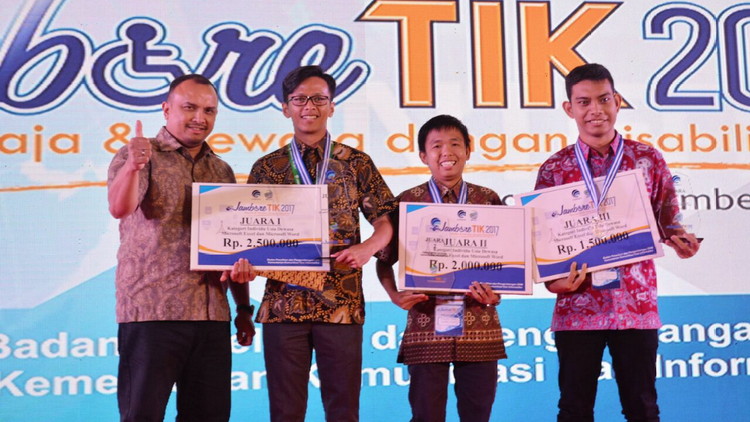 Dwi Putranto menerima penghargaan Jambore Teknologi Informasi dan Komunikasi (TIK) bagi penyandang difabilitas, di Jakarta 15-20 November lalu. (istimewa)