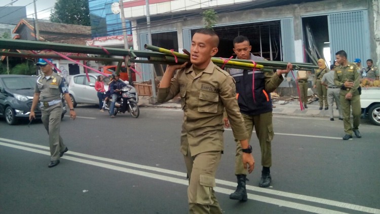 Satpol PP Kota Batu Obok-Obok PKL Mangkal di Jalan Poros