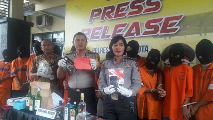 Kapolres Malang Kota AKBP Asfuri saat gelar kasus. (deny rahmawan)